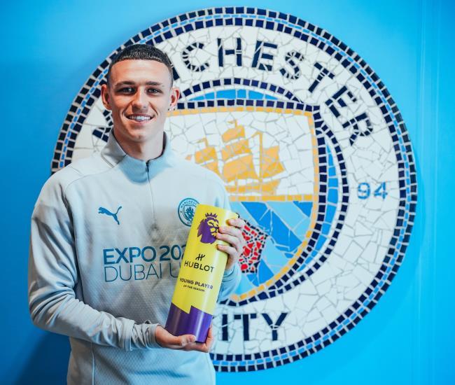 Foden con el trofeo al mejor jugador joven del año