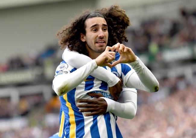 Cucurella celebrando un gol con el Brighton