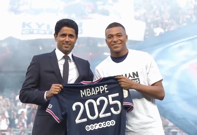 AL-Khelaifi y Mbappé anunciando la renovación