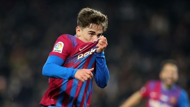 Gavi besando el escudo del Barcelona