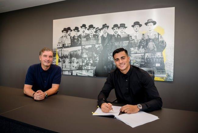 Reinier firmando con el Borussia Dortmund