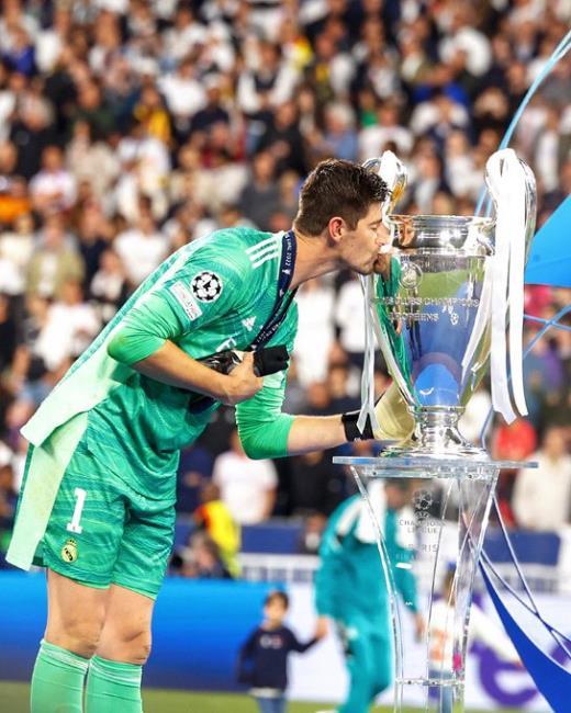 Courtois besando la Champions League