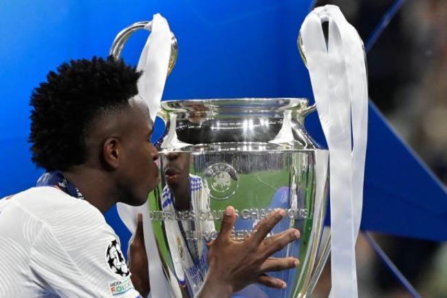 Vinicius Jr besando la Champions League