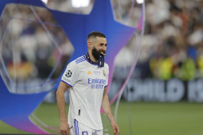 Benzema con la medalla de la Champions League