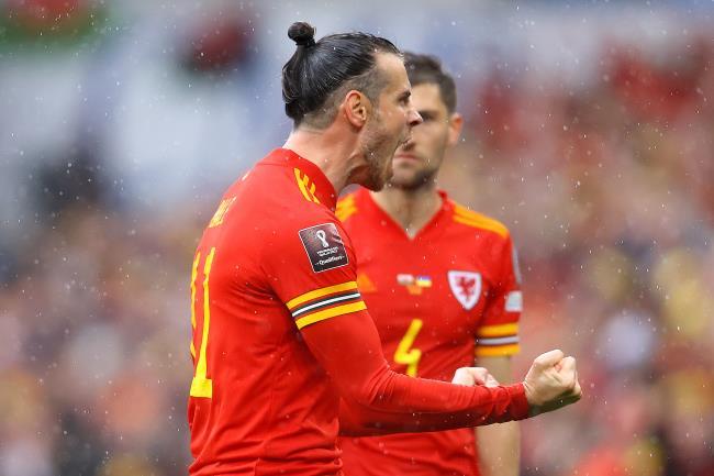 Bale celebrando la victoria de Gales