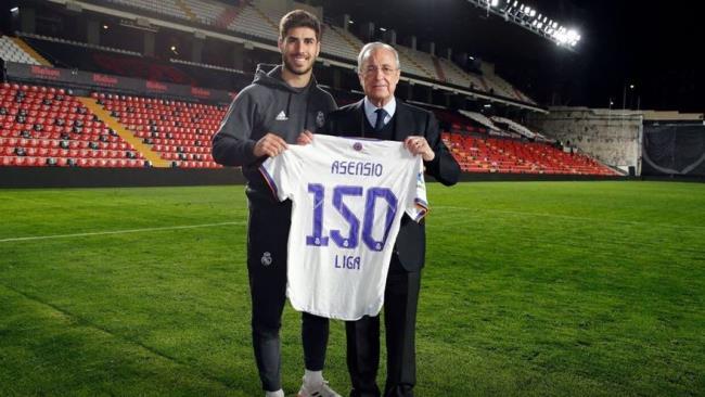 Marco Asensio y Florentino Pérez con la camiseta de los 150 partidos del balear