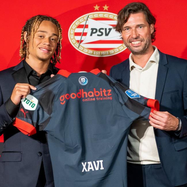Xavi Simons en su presentación con el PSV