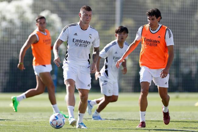 Vallejo en el entrenamiento del Real Madrid junto a Kroos