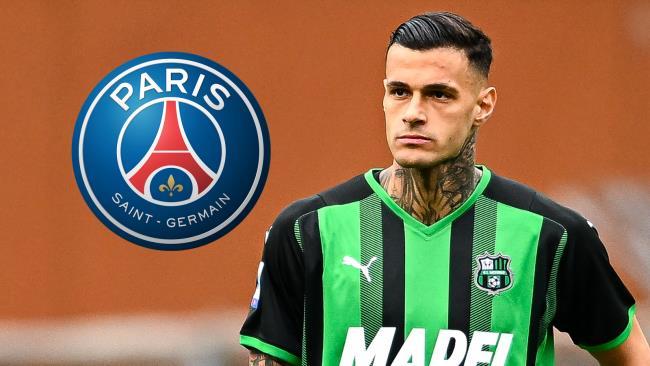 Montaje de Scamacca con el escudo del PSG