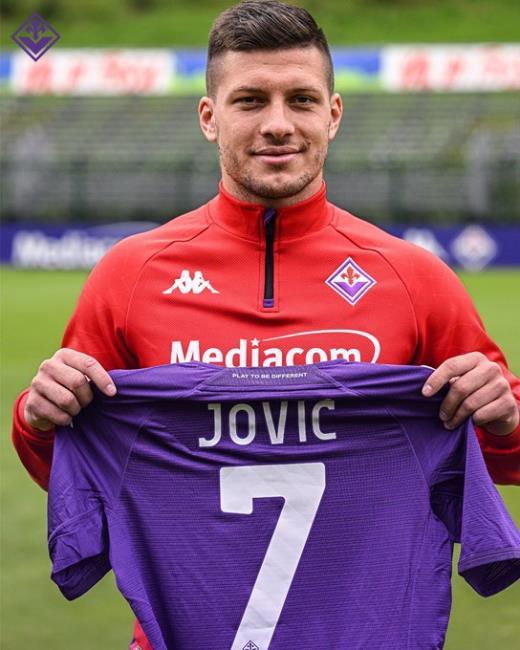 Jovic con la camiseta de la Fiorentina