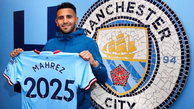Mahrez con la camiseta del Manchester City anunciando su renovación hasta 2025