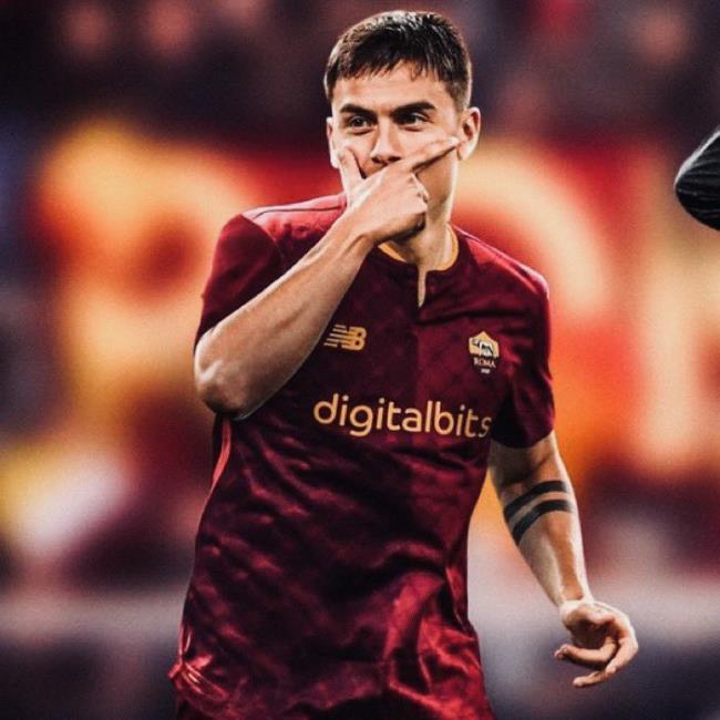 Dybala con la camiseta de La Roma