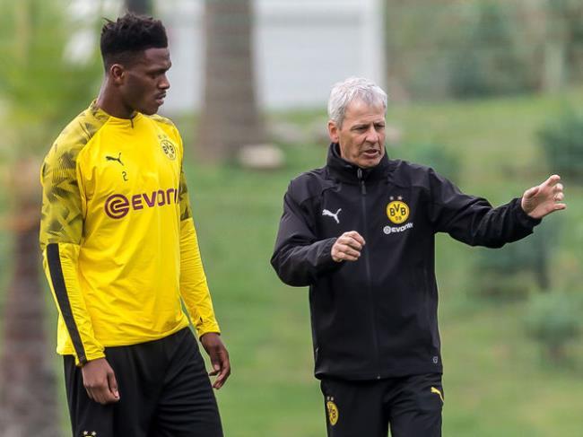 Axel Zagadou en un entrenamiento con el Bourssia Dortmund