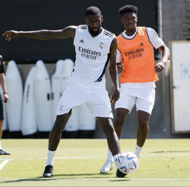 Tchoaumeni y Rüdiger durante un entrenamiento con el Real Madrid