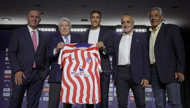 Enrique Cerezo, junto al resto de su Dirección Deportiva en la presentación de Nahuel Molina
