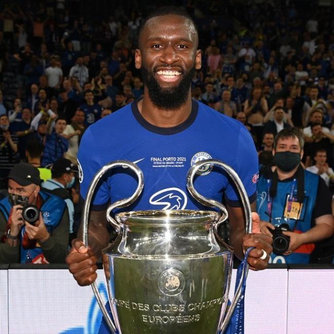 Antonio Rüdiger con la Champions League lograda con el Chelsea