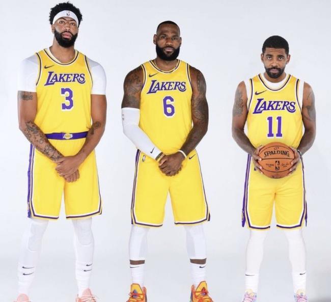 Antohny Davis, LeBron James e Irving