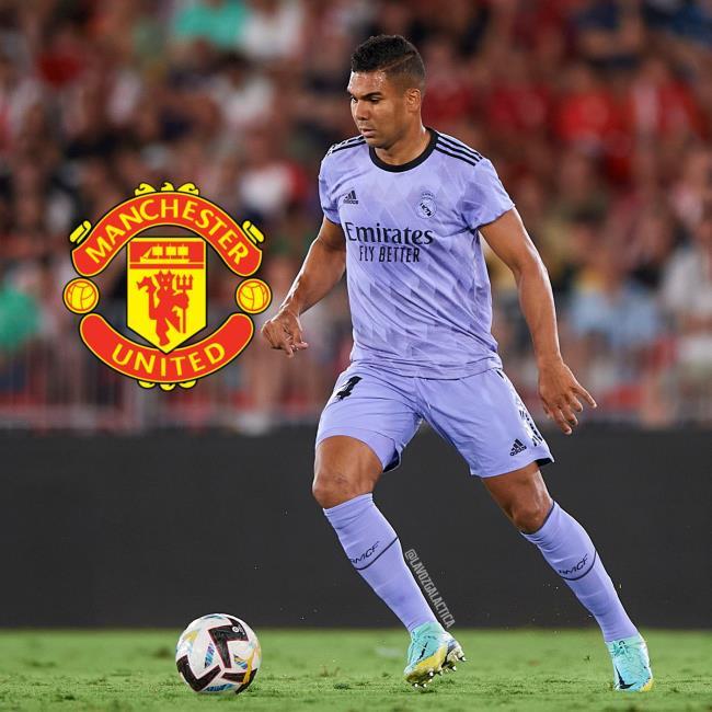 Casemiro con el escudo del Manchester United