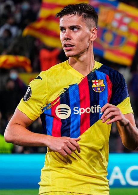 Montje de Foyth con las camisetas del Barça y Villarreal