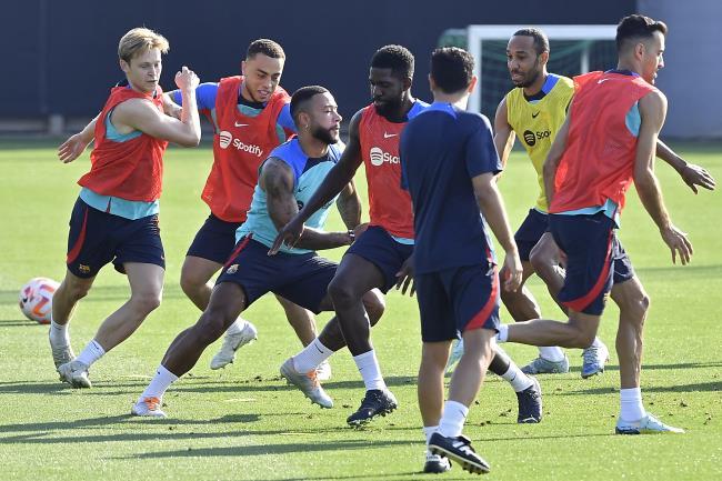 Umtiti y Depay junto al resto de sus compañeros entrenando con el Barça