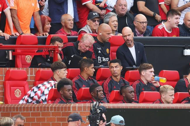Banquillo del Manchester United con Ten Hag y Cristiano Ronaldo en él