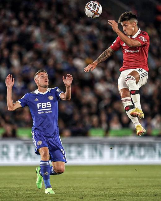 Jamie Vardy y Lisandro Martínez durante el partido entre el Leicester y Manchester United