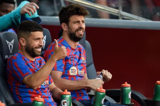 Jordi Alba y Piqué en el banquillo