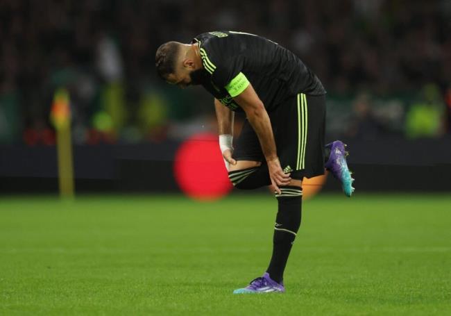 Benzema durante el partido del Celtic tocándose la rodilla preocupado