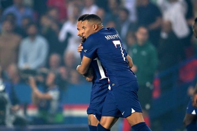 Mbappé abrazando a Neymar Jr