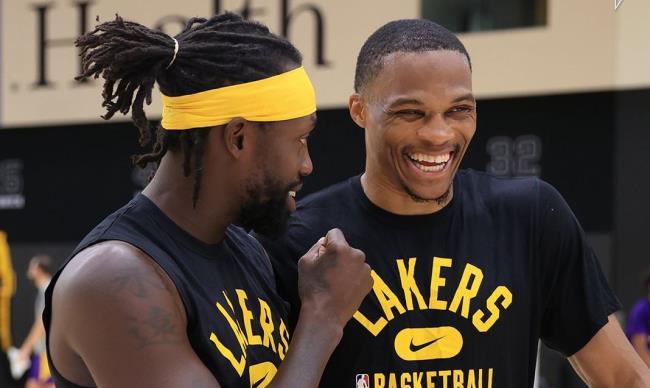 Beverley y Westbrook compartiendo risas