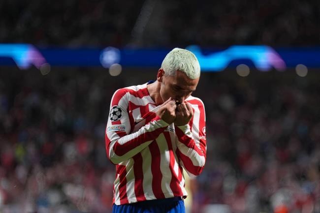 Antoie Griezmann besando el escudo del Atlético de Madrid