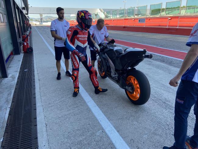 Bradl probando el prototipo de Honda para 2023