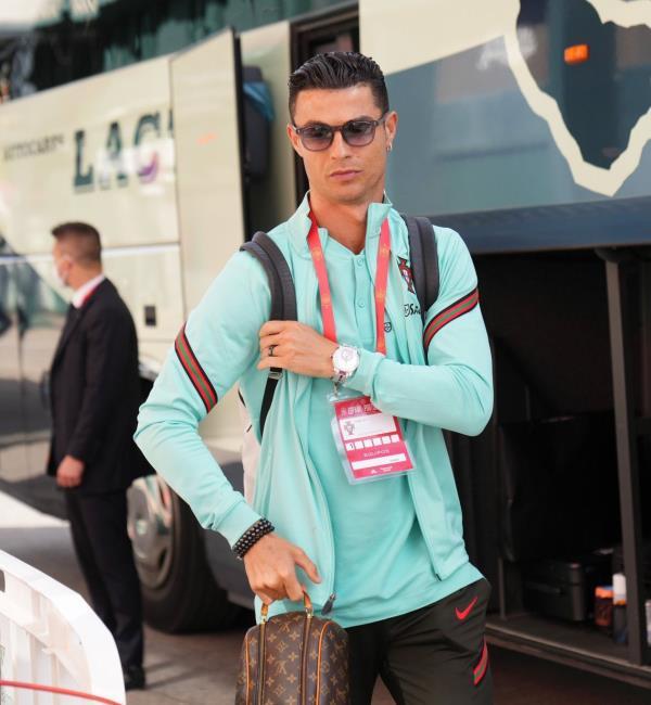 El comienzo de temporada para Cristiano Ronaldo, acostumbrado a un trono de oro en el mundo del fútbol, no está resultando fácil. En el Manchester United está siendo un segundo plato nada satisfactorio; su salida del club, que se atisbó durante amplias fases del mercado, no se concretó, y, por muchas razones, el crack luso mira con esperanza las citas de su selección, donde sigue siendo el rey. Por eso Luis Enrique y España, su próximo rival, pueden dictar sentencia sobre el portugués. El próximo sábado 24 de septiembre Portugal y España se ven las caras en el quinto partido del grupo 2 de la Liga de las Naciones ante República Checa y Suiza, respectivamente, siendo un choque clave para ambos equipos en su lucha por entrar en la fase final de dicha competición. Si salvan este obstáculo, portugueses y españoles se la jugarán en la última jornada en el Estadio Municipal de Braga, el martes 27 a la misma hora, con la particularidad de que España aventaja a Portugal en un punto (8 por los 7 del equipo de CR7). Dicho de otra forma, en condiciones normales, a La Roja de Luis Enrique le bastará un punto en Portugal para ser campeón de grupo y pelear en la fase final por el título, dejando fuera al otro conjunto ibérico. Y si Portugal es la gran esperanza de un Cristiano Ronaldo que acaba contrato en 2023 y está permanentemente cuestionado en Inglaterra a sus 37 años, es España, de nuevo, la que puede romper una de sus últimas ilusiones futbolísticas. Recordemos que la selección vecina ha sido un lastre para CR7 a lo largo de su carrera en las grandes citas, apeando a los lusos en multitud de ocasiones. En las Eurocopas de 2004 y 2012 fue España quien eliminó a la Portugal de Cristiano Ronaldo, mientras que en el Mundial de Sudáfrica ocurrió lo mismo. En Rusia 2018 CR7 fue el héroe de su equipo ante una España a la, sin embargo, que no pudieron doblegar (3-3). Así, el balance es desfavorable en los histórico, con 39 encuentros disputados en total en los que La Roja ha ganado a los portugueses en 16 ocasiones, por solo 6 victorias portuguesas y 17 empates, el último en la propia Nations League, en el choque de junio del Benito Villamarín (1-1).