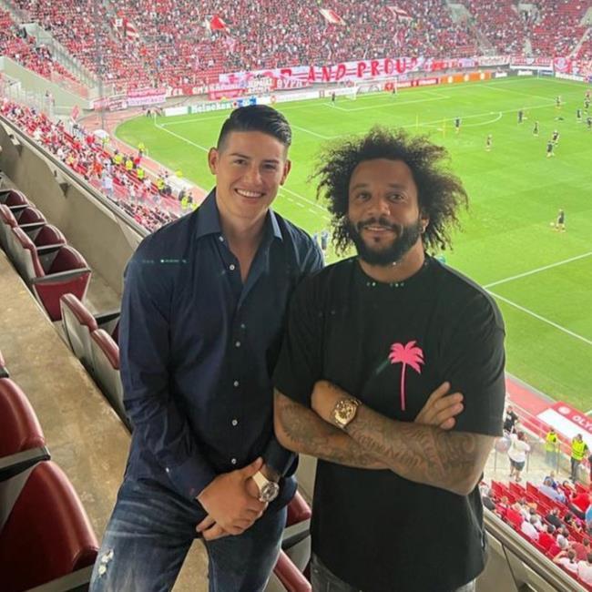 Marcelo y James Rodríguez viendo un partido del Olympiakos