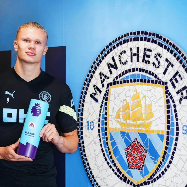 Haaland con el premio al mejor jugador del mes de agosto de la Premier League