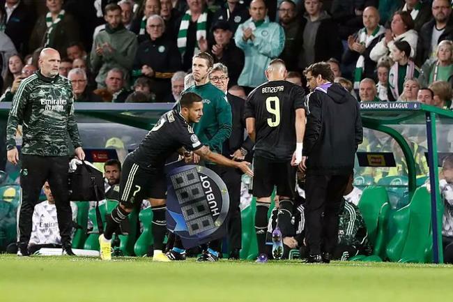 Benzema siendo sustituído por Hazard en el partido ante el Celtic