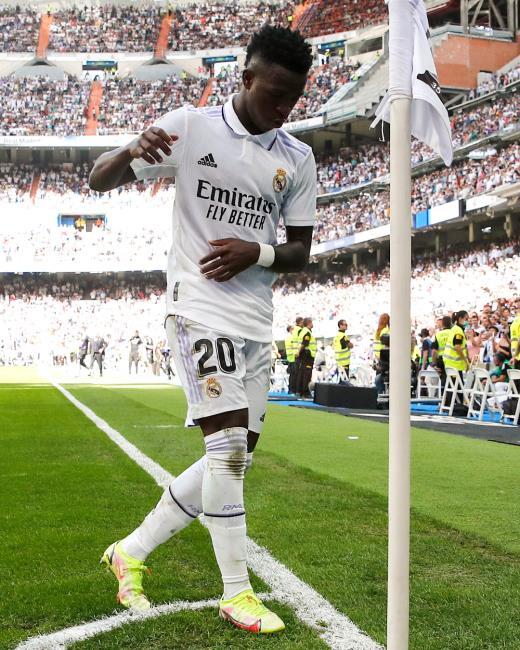 Vinicius celebrando un gol con Neymar