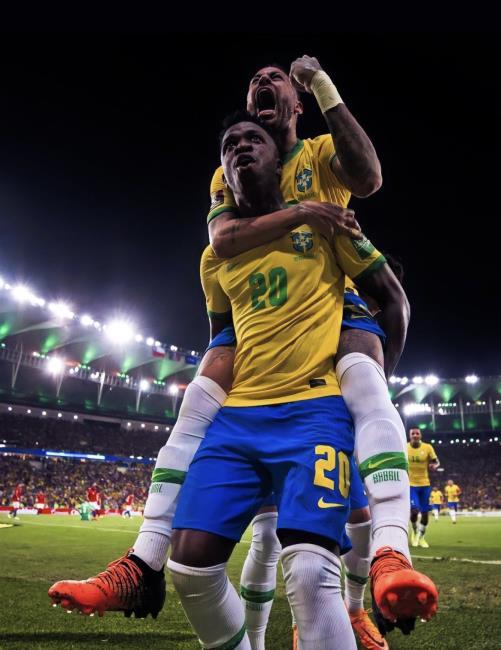 Neymar Jr celebrando un gol con Vinicius con Brasil