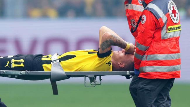 Marco Reus, jugador del Borussia Dortmund, retirado en camilla