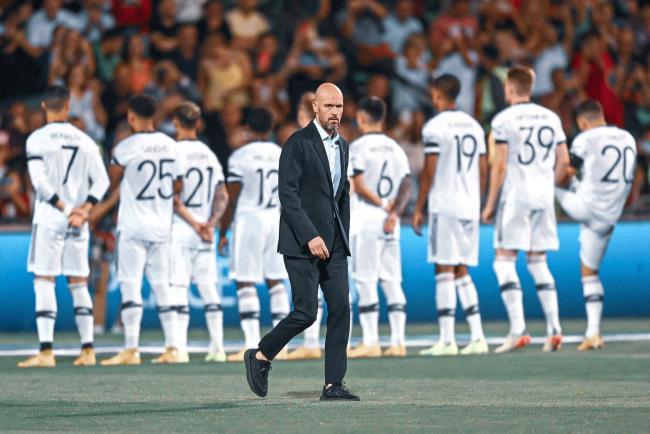 Ten Hag con el equipo de fondo