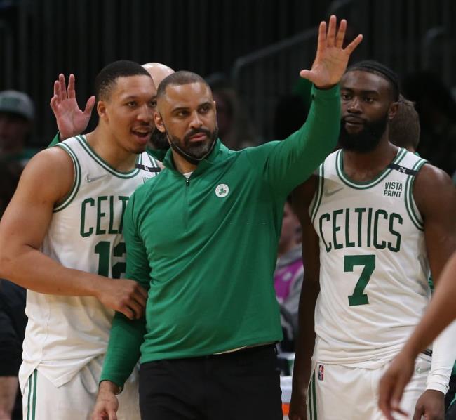 Ime Udoka, técnico de los Boston Celtics