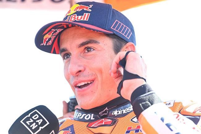 Marc Márquez atiende a los micrófonos de DAZN