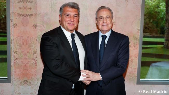 Florentino Pérez, presidente del Real Madrid, junto a Joan Laporta, presidente del FC Barcelona