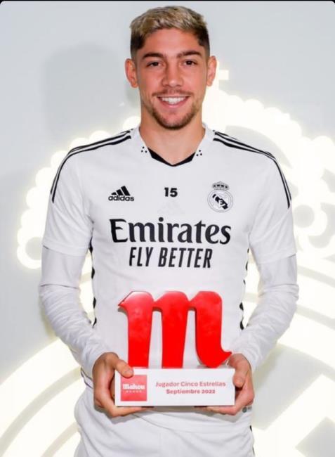 'Fede' Valverde con el premio MVP del mes de septiembre de La Liga Santander