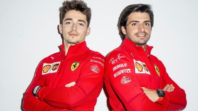 Carlos Sainz y Charles LeClerc, pilotos de Ferrari