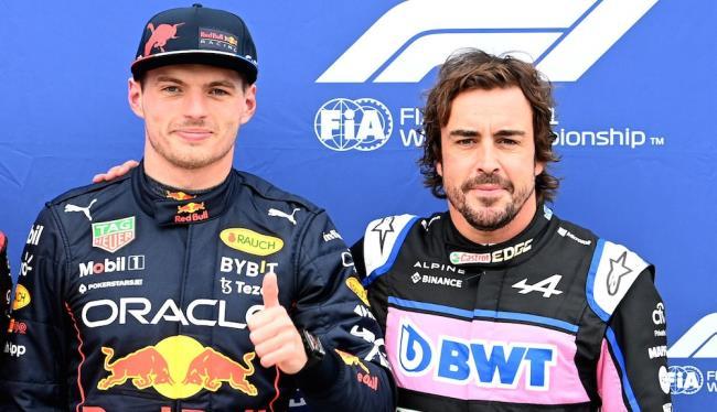 Fernando Alonso junto a Max Verstappen