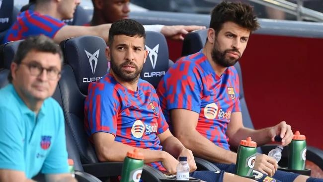 Jordi Alba y Piqué en el banquillo