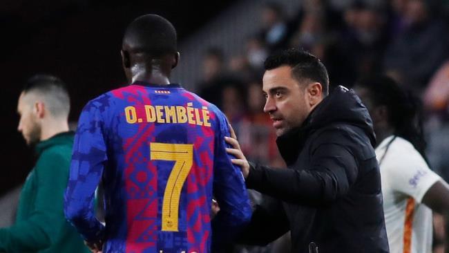 Xavi dando órdenes a Ousmane Dembélé