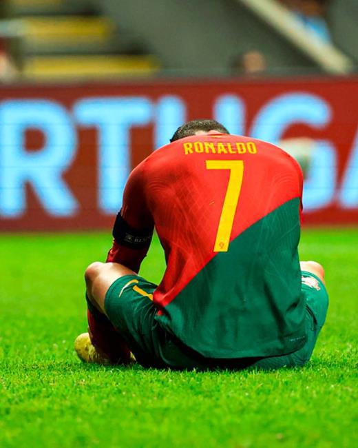 Cristiano Ronaldo sentado en el suelo lamentándose de fallar una ocasión