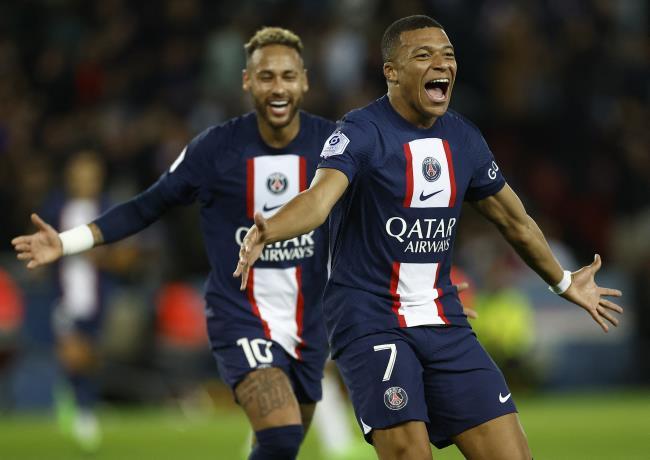Mbappé y Neymar celebrando un gol